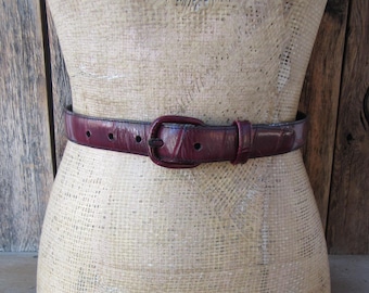 Cinturón fino de piel con efecto cocodrilo burdeos de los años 90 (talla pequeña)