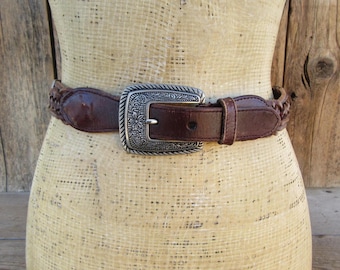 Ceinture fine concho en cuir tressé effet vieilli marron des années 90 : boucle argentée, taille S