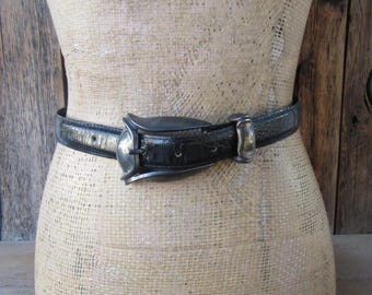 Cinto fino de couro com relevo de crocodilo preto dos anos 90 - fivela antiga