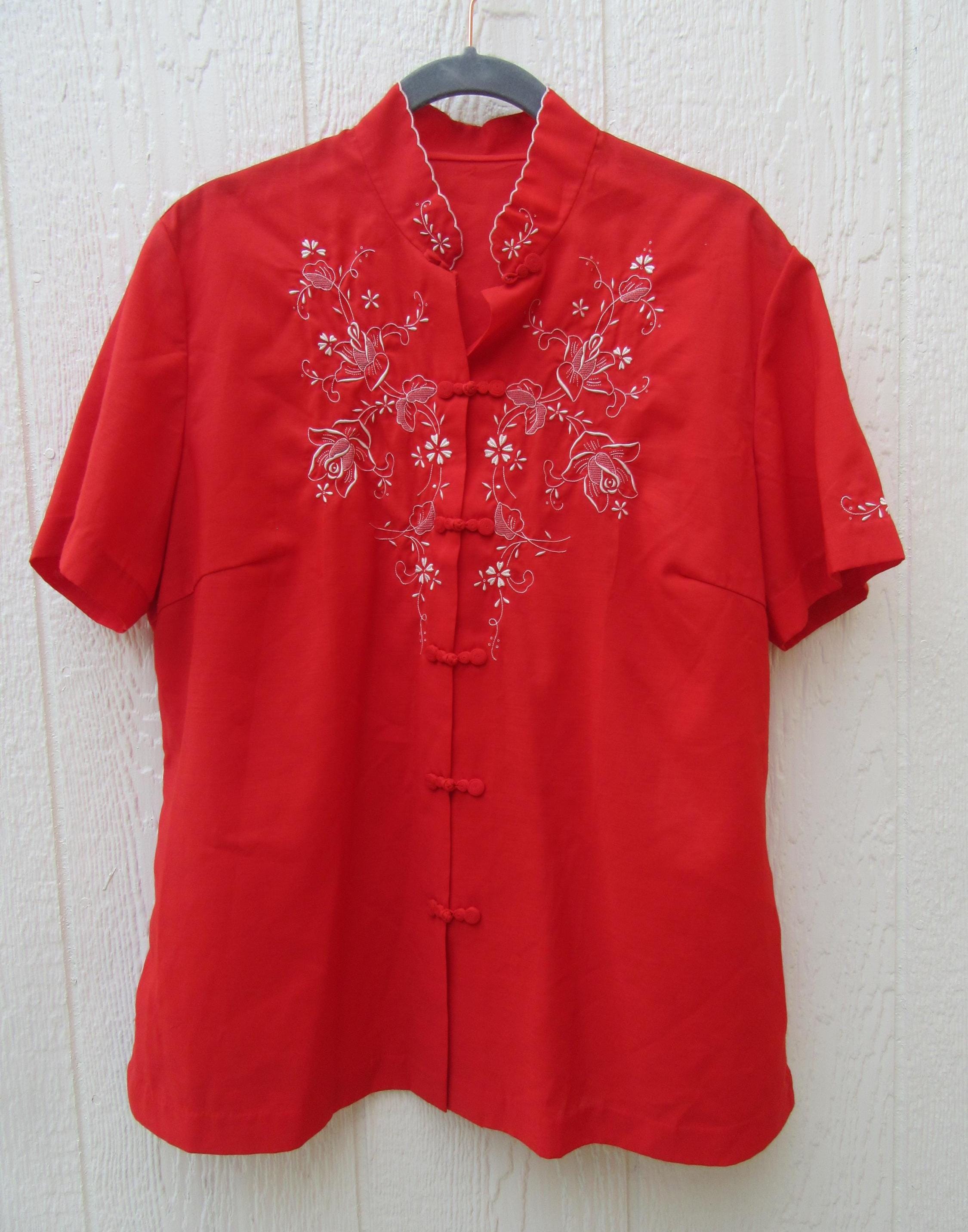 .ヴィンテージ 80s USA レーヨン チャイナシャツ ブラウス ビンテージ 80年代風の赤いチャイナドレス風刺繍トップス：小さめの半袖ブラウス
