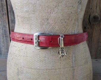 Cinturón de piel con efecto cocodrilo rojo de los años 90: Golf Charms, Brighton, ML