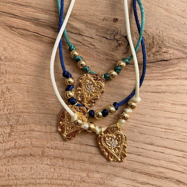 Collier cordon pendentif et perles - doré - plaqué or - zircon - coeur - martelé - pièce - beige - turquoise - bleu