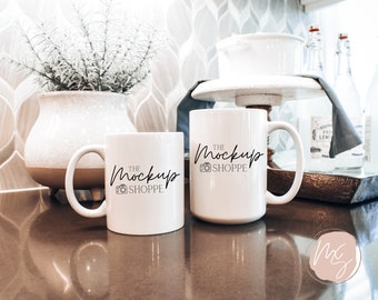 Maqueta de taza dúo blanca en blanco, maqueta de taza de café de 11 oz y 15 oz, maqueta de estilo de vida, maqueta de taza de sublimación, taza con estilo, descarga digital