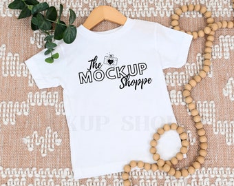 Blanco, maqueta para niños pequeños Bella Canvas 3001T, maqueta para niños Bella Canvas, simulacros simples de Bella, camisa plana para niños pequeños, maqueta de estilo de vida boho