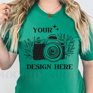 Puede incluir: Camiseta verde con un gráfico de cámara negro y el texto "YOUR DESIGN HERE".