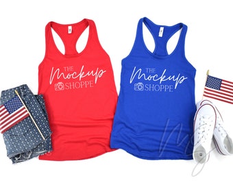 Op de afbeelding: Twee racerback tanktops, een rode en een blauwe, met de tekst "The MockUp Shoppe" en een camera-icoon gedrukt op de voorkant.
