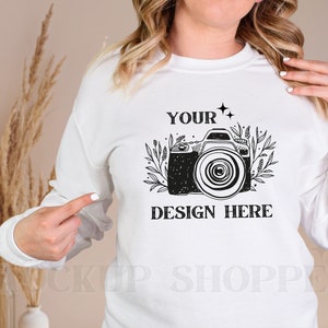 Weiß, Gildan 18000 Modell Mockup, Gildan Mockup, 18000 Gildan Heavy Blend, einfacher Boho Pullover Lifestyle Mockup, 18000 Sweatshirt Mockup