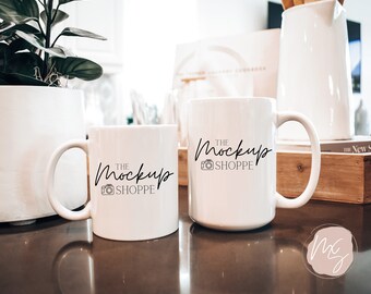 Maqueta de taza de café de 11 oz y 15 oz, maqueta de taza dúo blanca en blanco, maqueta de estilo de vida, maqueta de taza de sublimación, taza con estilo, descarga digital