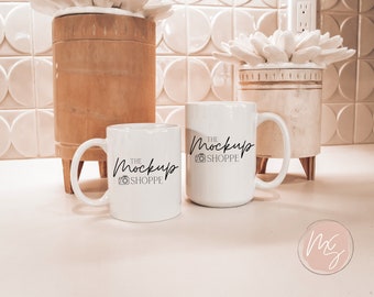 Maqueta de taza de café de 11 oz y 15 oz, maqueta de taza dúo blanca en blanco, maqueta de estilo de vida, maqueta de taza de sublimación, taza con estilo, descarga digital
