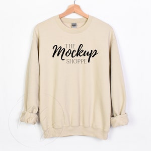 Gildan 18000 mockup Zand, hangend Gildan mockup, 18000 Gildan zwaar katoenen mockup, eenvoudige trui lifestyle mockup, 18000 sweatshirt mockup