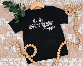 Schwarz, Bella Canvas 3001T Kleinkind Mockup, Bella Canvas Kinder Mock-Up, einfache Bella Mocks, Kleinkind Shirt flach liegend, Boho Lifestyle Mockup