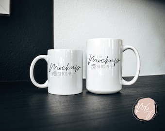 Maqueta de taza de café de 11 oz y 15 oz, maqueta de taza dúo blanca en blanco, maqueta de estilo de vida, maqueta de taza de sublimación, taza con estilo, descarga digital