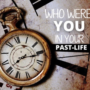 Könnte beinhalten: Eine antike Taschenuhr mit römischen Ziffern auf dem Zifferblatt, vor einem abgenutzten, strukturierten Hintergrund mit dem Text "WHO WERE YOU IN YOUR PAST-LIFE".