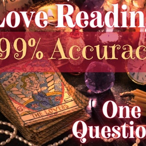 Könnte beinhalten: Eine Tarotkartenlegung mit der Karte der Liebenden nach oben, umgeben von Kerzen, einem Kristall und einer Taschenuhr. Der Text "Love Reading 99% Accuracy One Question" ist im Bild zu sehen.