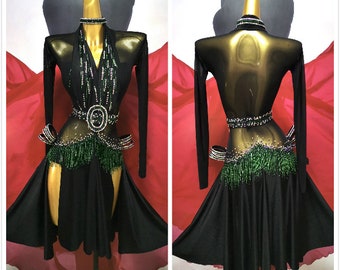 Vestido latino con flecos y cuentas de cristales y falda dividida