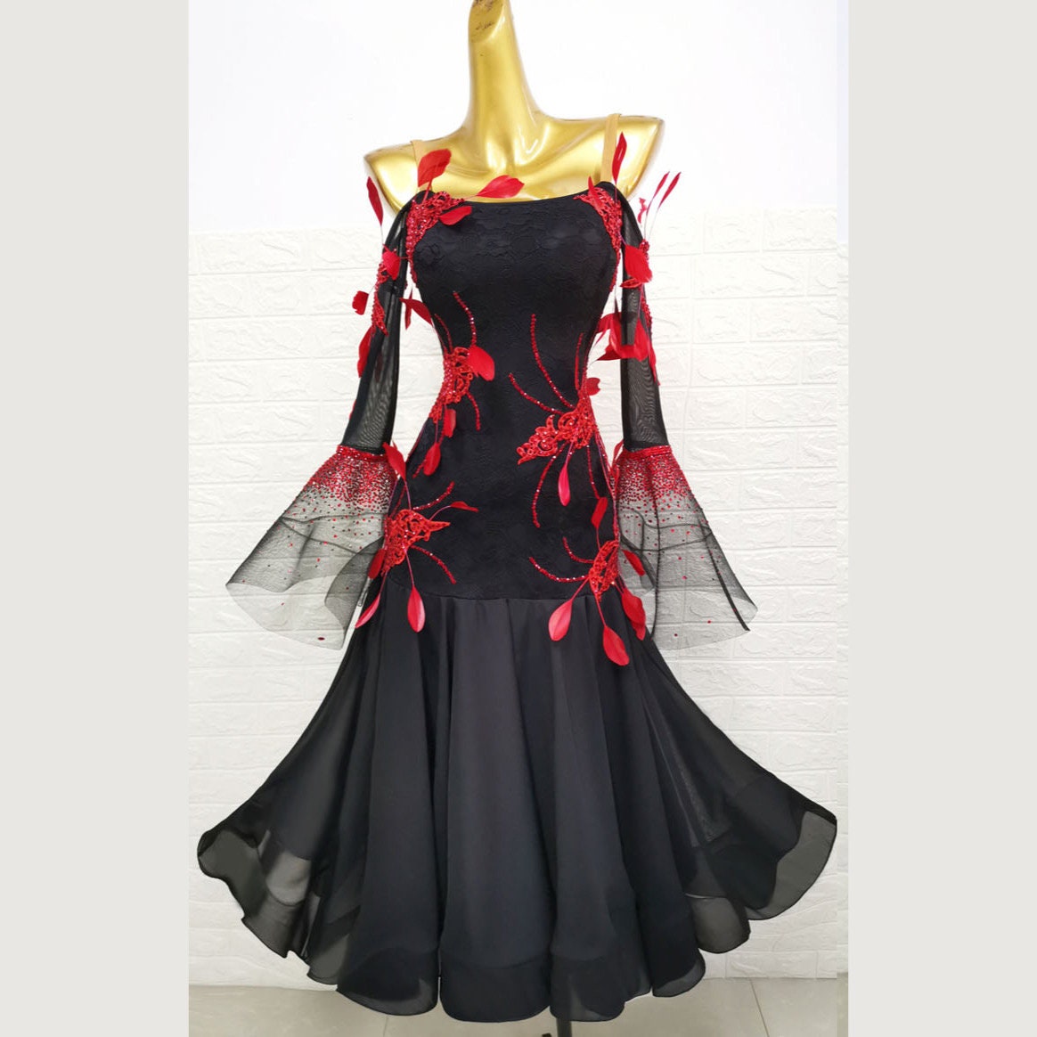 赤い羽根が付いた黒いスムースドレス、黒いスタンダードドレス、社交 