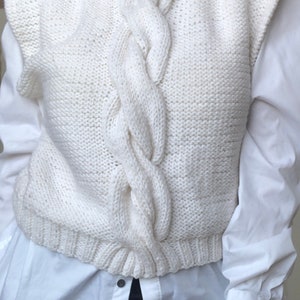 Gilet da donna bianco come la neve. Gilet bianco lavorato a maglia. Gilet bianco. Gilet lavorato a mano. Gilet minimalista da donna