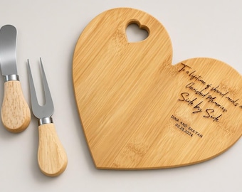 Tabla de quesos de bambú con forma de corazón personalizada – Regalo de boda grabado (Juego con cuchillo y tenedor)