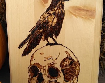 Watcher on the Skull — Mit Holz gebrannte Raven-Plakette (32 cm x 23 cm)