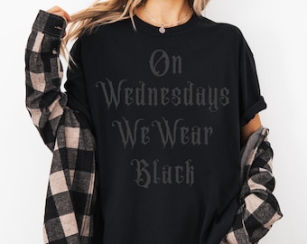 Mitwochs tragen wir schwarzes Hemd, Gothic Comfort Farben T-Shirt, kuscheliger Hoodie oder Sweatshirt, dunkles Academia-Outfit, gruseliges ästhetisches Oberteil