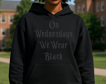 Mitwochs tragen wir schwarzes Hemd, Gothic Comfort Farben T-Shirt, kuscheliger Hoodie oder Sweatshirt, dunkles Academia-Outfit, gruseliges ästhetisches Oberteil