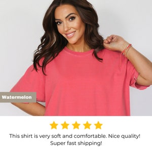 Pode incluir: Uma camiseta rosa brilhante de tamanho grande com gola redonda. A camiseta &eacute; feita de um tecido macio e confort&aacute;vel. "Watermelon" est&aacute; escrito em um ret&acirc;ngulo marrom no canto inferior esquerdo da imagem. Cinco estrelas amarelas est&atilde;o abaixo da imagem. O texto abaixo das estrelas diz: "Esta camiseta &eacute; muito macia e confort&aacute;vel. Boa qualidade! Envio super r&aacute;pido!"