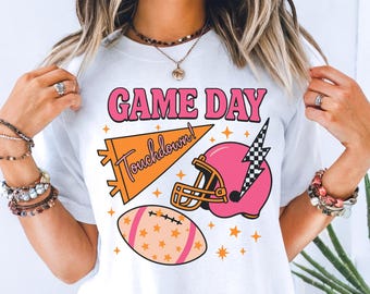 Game Day T-Shirt: Pinker Football Helm und Touchdown T-Shirt für Frauen
