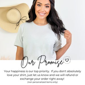 Pode incluir: Uma mulher vestindo uma camiseta azul claro com o texto "Our Promise" e um s&iacute;mbolo de cora&ccedil;&atilde;o. O texto est&aacute; escrito em letra cursiva.