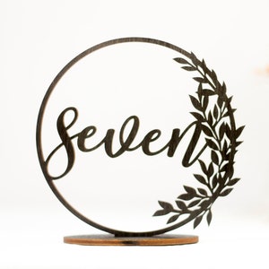 Rustieke houten tafelnummers, tafeldecoratie bruiloft, bord tafelnummers met voet en bladeren, bureaunummers vestigingen