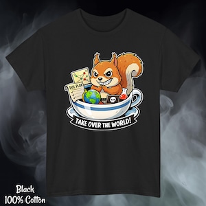 Puede incluir: Camiseta negra con un dibujo de una ardilla de dibujos animados en una taza de té, con el texto "EVIL PLAN" y "TAKE OVER THE WORLD!". La ardilla sostiene un globo terráqueo y una calavera. Hecha de 100% algodón.