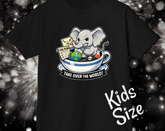 Camiseta con diseño de elefante malvado y sonriente en una taza de té tramando conquistar el mundo / Arte gráfico de villano de dibujos animados de animales de la jungla Gildan 5000B para niños