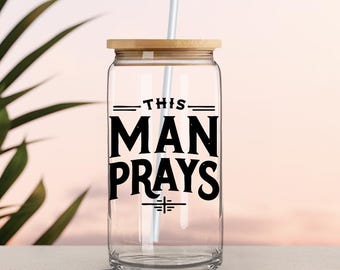 「This Man Prays」ラッピングされた16オンスのタンブラー。