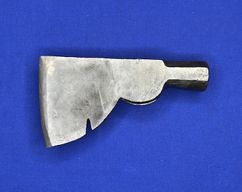 Puede incluir: Un hacha vintage de una sola cabeza, de color plateado, con un martillo de garras en la parte posterior. El hacha tiene una hoja ligeramente curvada y un mango de madera.