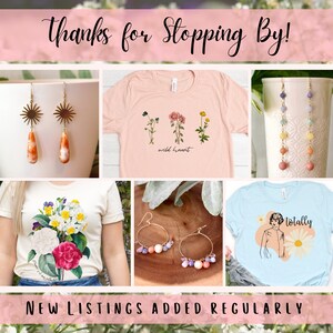 Op de afbeelding: Een collage van afbeeldingen met verschillende items te koop, waaronder T-shirts met bloemen- en grafische ontwerpen, en oorbellen met kleurrijke kralen en een zonnestralenontwerp. De tekst "Thanks for Stopping By!" en "NEW LISTINGS ADDED REGULARLY" wordt weergegeven op de afbeelding.