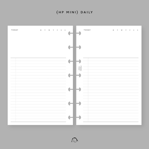 Op de afbeelding: Een witte planner met de tekst "(HP MINI) DAILY" bovenaan. De planner heeft twee pagina's, elk met het woord "TODAY" bovenaan en een geruwd gedeelte om te schrijven. De linkerpagina heeft de dagen van de week afgekort bovenaan, en de rechterpagina heeft de dagen van de week afgekort bovenaan.