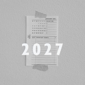 Puede incluir: Un calendario de papel rectangular blanco para enero de 2026 con texto y líneas de cuadrícula en negro, que incluye una sección de prioridades y una de eventos importantes. El calendario está sujeto con dos trozos de cinta. El texto 2027 está superpuesto.