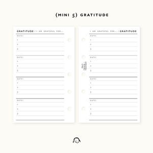 Pode incluir: Duas páginas de planejador brancas com texto e linhas pretas, com o título (MINI 5) GRATITUDE. Cada página inclui seções rotuladas como GRATITUDE / I AM GRATEFUL FOR, com campos de data e três linhas numeradas por entrada. Cinco furos circulares aparecem na lateral.