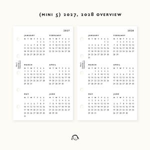 Puede incluir: Dos páginas de agenda blancas con una vista general de los calendarios 2027 y 2028. Cada página muestra seis meses de enero a junio con los días de la semana. El texto (MINI 5) 2027, 2028 OVERVIEW aparece arriba y tienen perforaciones.