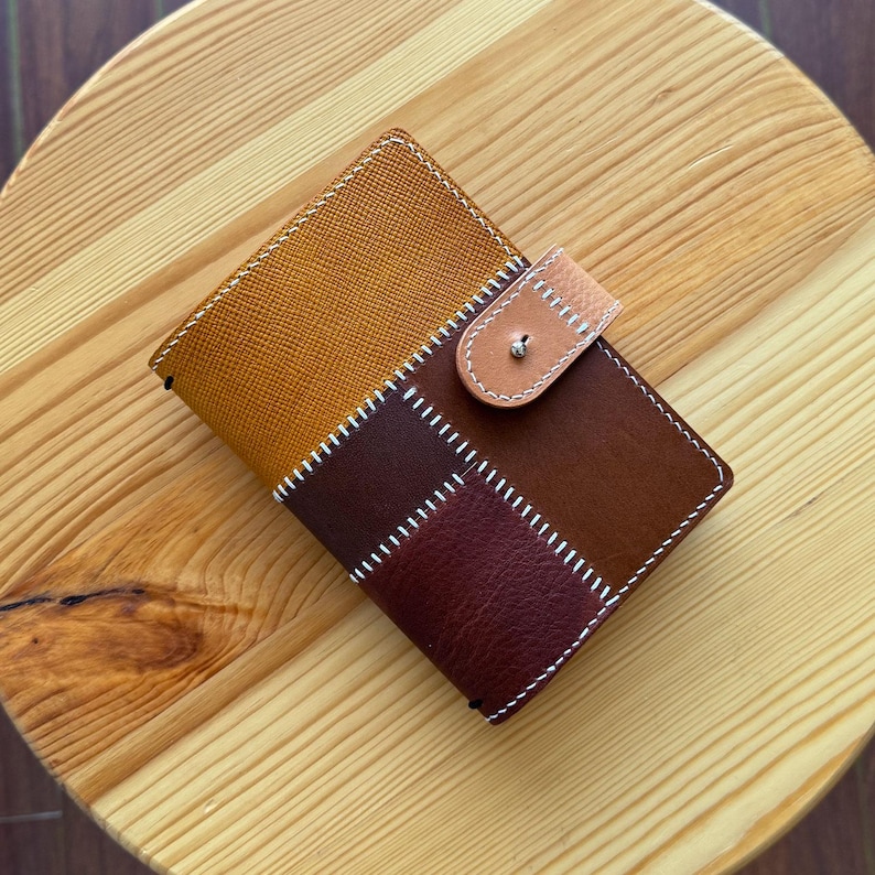 Listo para enviar: Funda para cuaderno de viajero tamaño bolsillo (Patchwork 1) / Funda para planificador con parche de cuero / Funda para planificador hecha a mano imagen 1