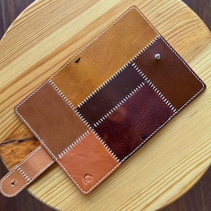 Listo para enviar: Funda para cuaderno de viajero tamaño bolsillo (Patchwork 1) / Funda para planificador con parche de cuero / Funda para planificador hecha a mano imagen 2