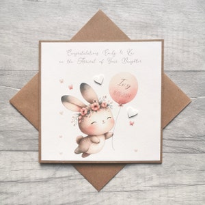 Personalisierte neue Babymädchen Karte, Babymädchen Karte mit einem niedlichen Häschen, neues Babymädchen Geschenk, 1. Geburtstagstochter, Nichte, Enkelkarte