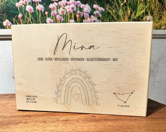 IDEENkiste - Erinnerungskiste zur Geburt aus Holz - 29x18x13 cm - Regenbogen - Kiste mit Griffen Aufbewahrungsbox - Sternzeichen individuell