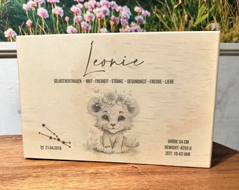 IDEENkiste - Erinnerungskiste zur Geburt aus Holz - 29x18x13 cm - Löwe Baby - Kiste mit Griffen Aufbewahrungsbox - Sternzeichen individuell