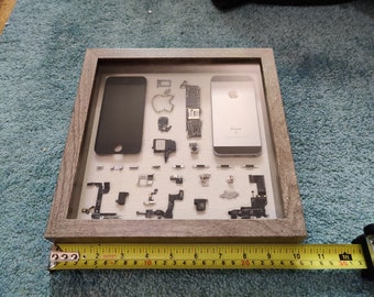 Apple iPhone SE Teardown / Incorniciato / Smontato Cell Phone Component Opera d'arte - Nero / Grigio / Grigio - Display murale in legno Shadowbox - Regalo presente