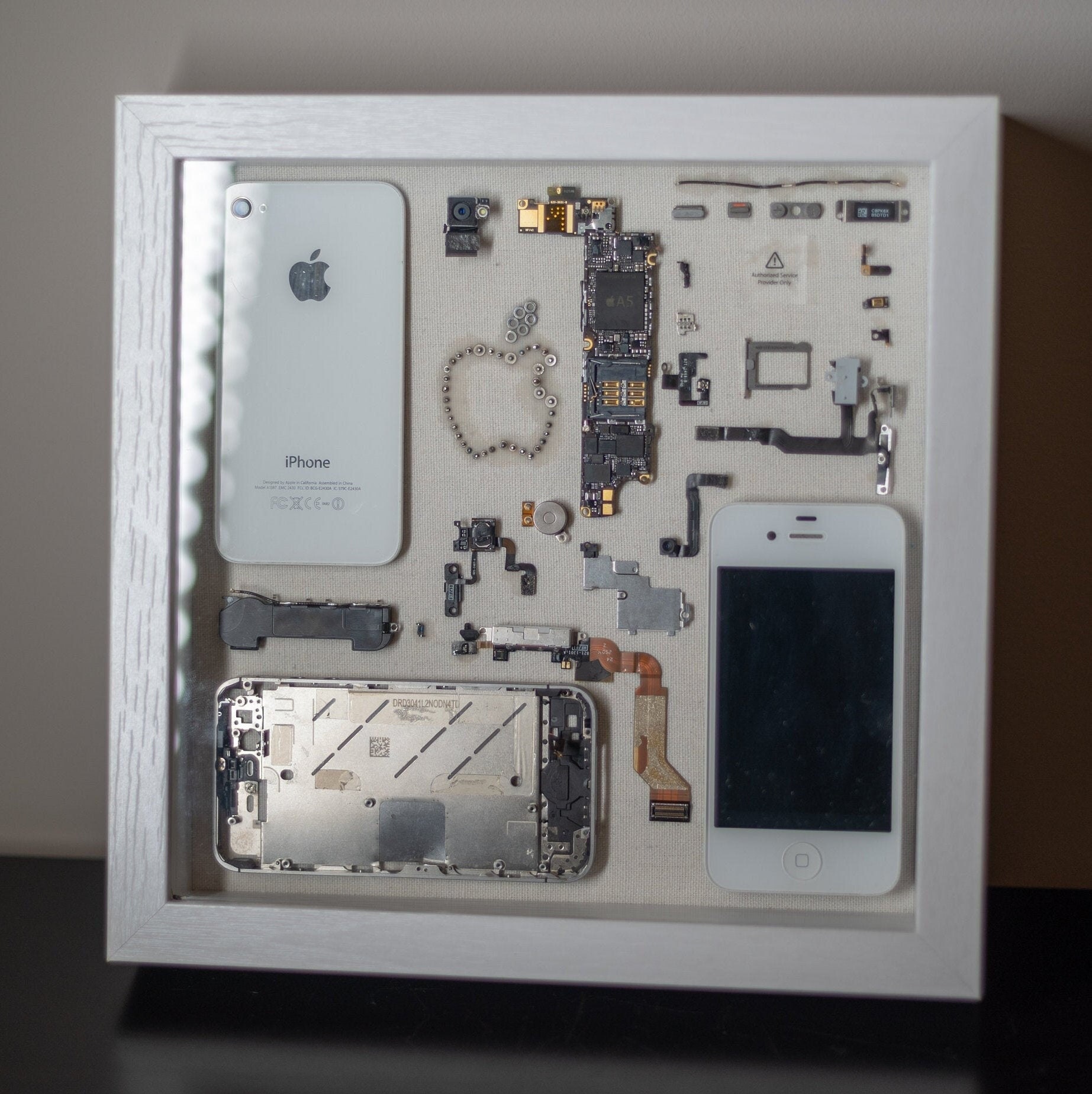 Apple iPhone 4S Teardown/framed/disassembled Cell Phone
