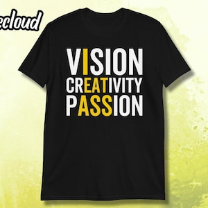 Pode incluir: Camiseta preta com as palavras "VISION CREATIVITY PASSION" em letras brancas e amarelas. A marca "Teecloud" está em escrita branca no canto superior esquerdo. Gola redonda e mangas curtas.