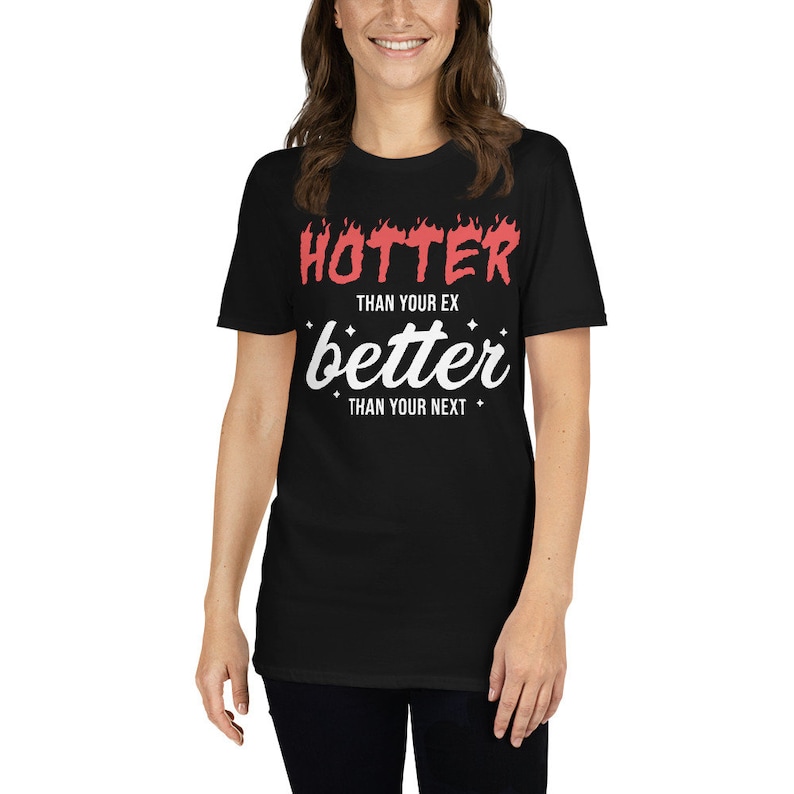 Pu&ograve; includere: Maglietta nera con testo rosso e bianco che dice "Hotter than your ex, better than your next".
