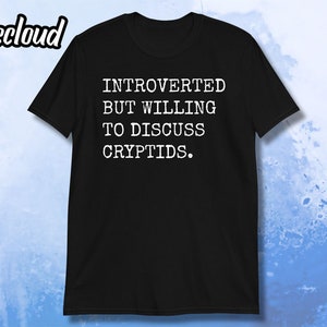 Pode incluir: Camiseta preta com texto branco que diz "Introvertido, mas disposto a discutir sobre criptozoologia."