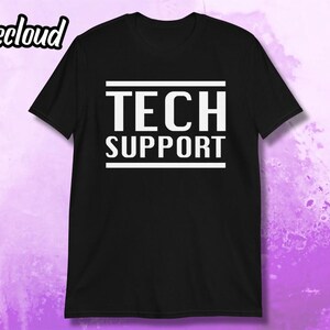 以下が含まれることがあります： 白文字で「TECH SUPPORT」と書かれた黒いTシャツです。