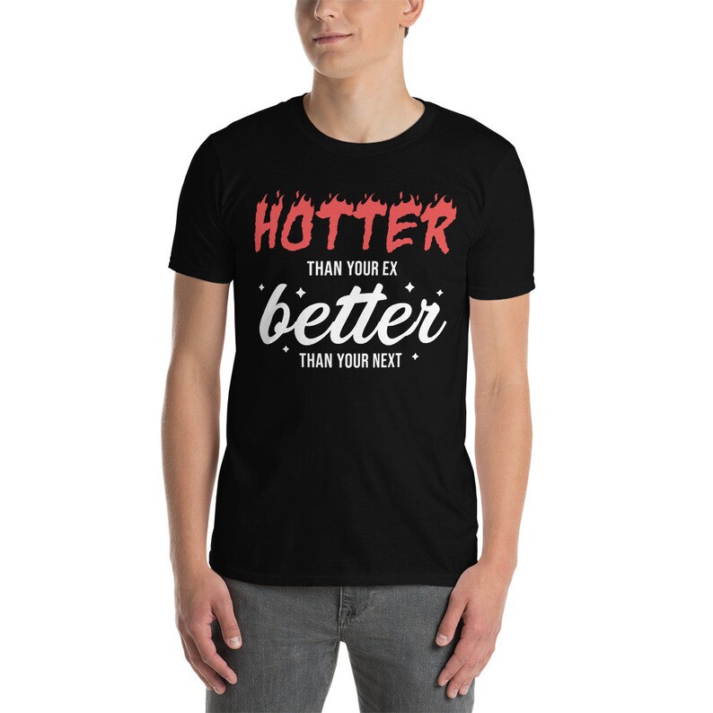 Pu&ograve; includere: Maglietta nera con testo bianco che recita "Hotter than your ex, better than your next" con fiamme rosse intorno alla parola "Hotter".